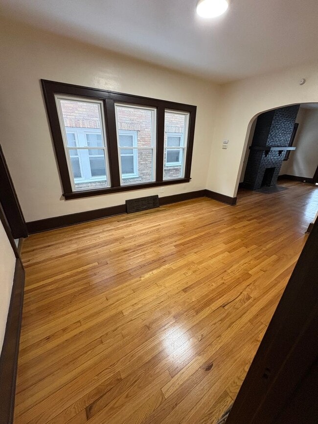 Building Photo - 327 E 7th St