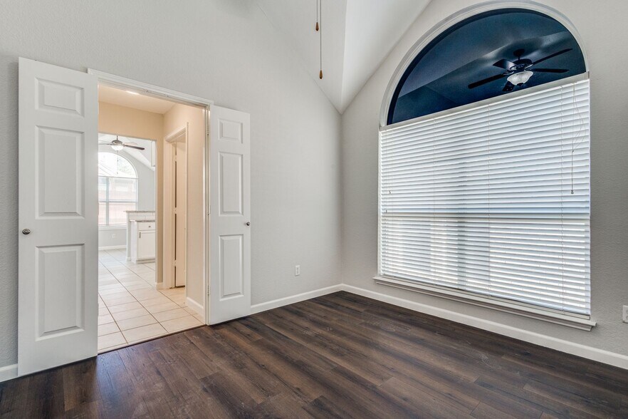Building Photo - 2317 Suntree Ln