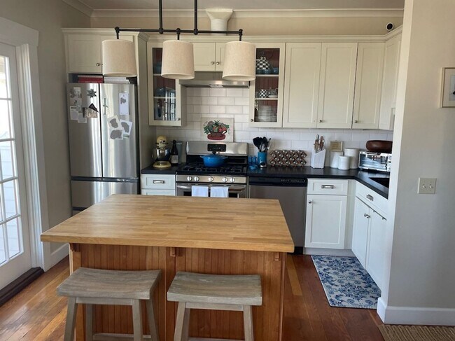 Building Photo - Enchanting 1-Bedroom, 1-Bath Oasis with Stunning Views