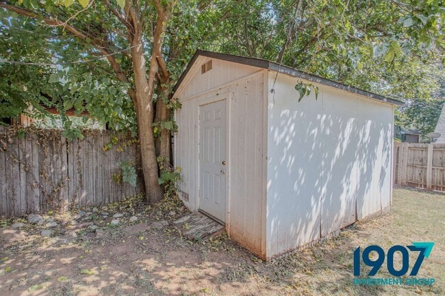 Building Photo - 616 Redstone Ave