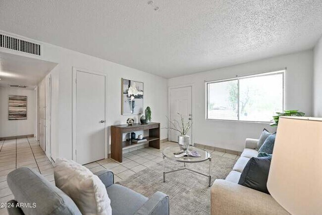 Building Photo - 3 bedroom