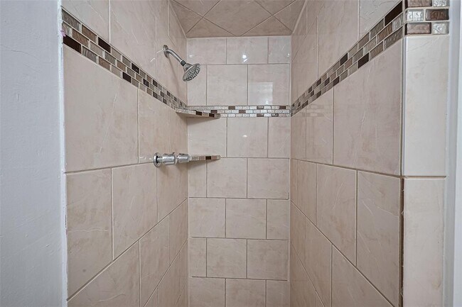 Building Photo - 8045 Ridgeview Dr