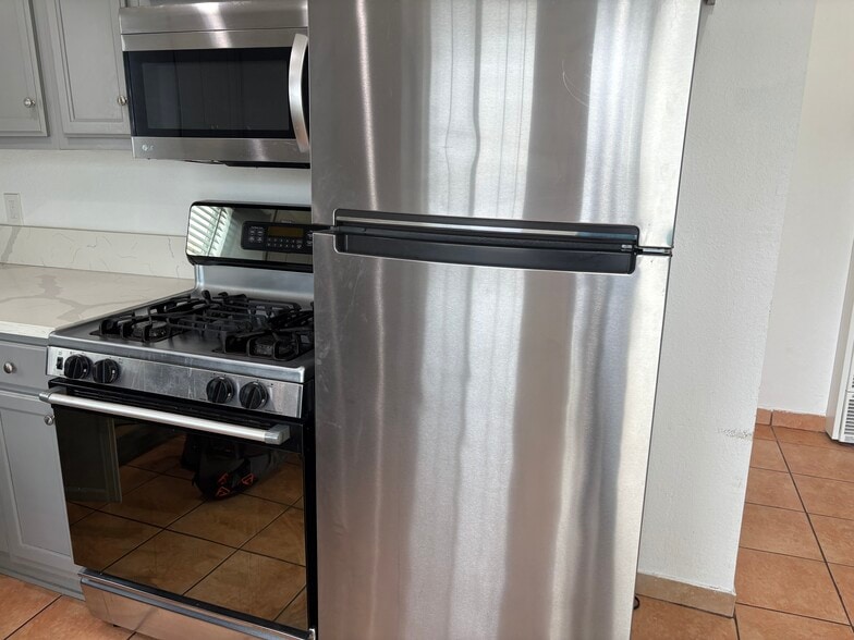 Microwave/Fridge/Range - 3423 W 59th St
