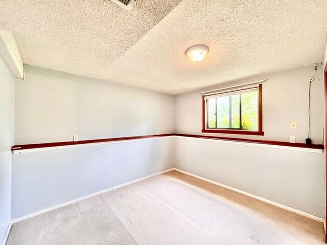 Building Photo - Large 3 Bedroom, 2 Bathroom Home in the Th...