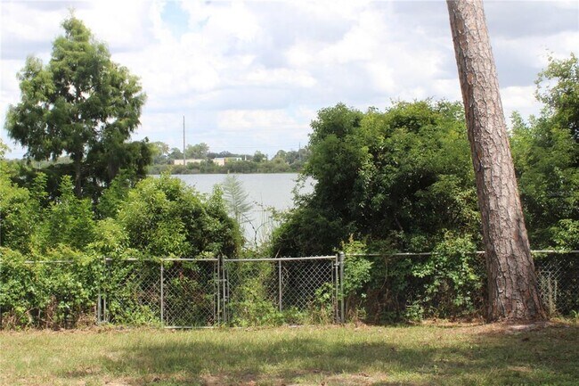 Building Photo - 2337 N Crystal Lake Dr