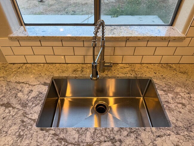 Building Photo - 506 E Townley Ave