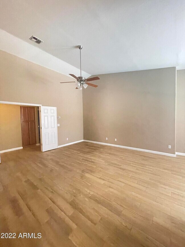 Building Photo - 658 N Poplar Ct