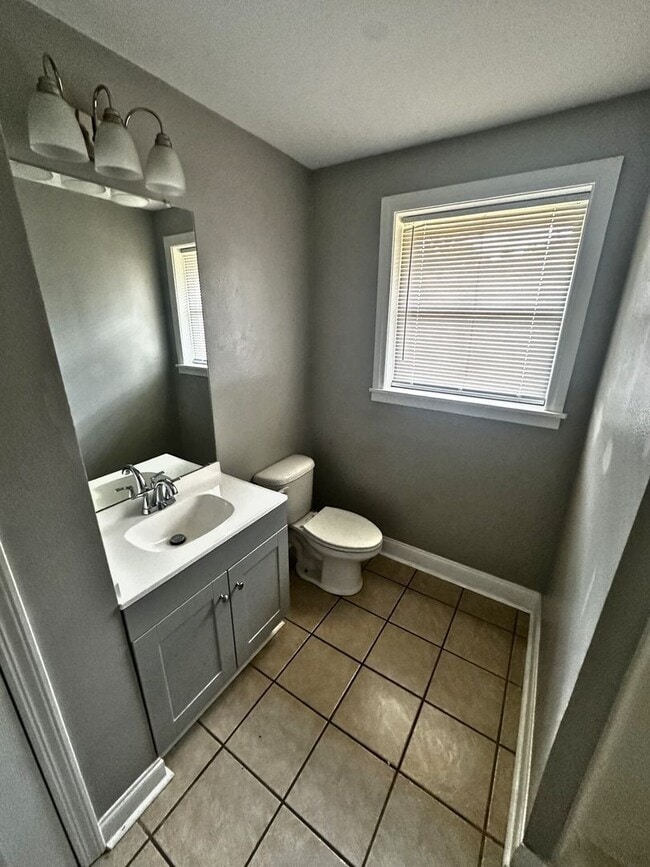 Building Photo - Modernly Charming