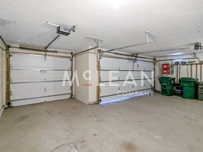 Building Photo - Four Bedroom Oasis - With Solar!