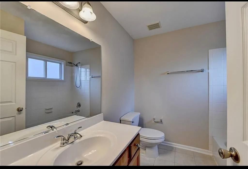 Building Photo - 810 Summer Pl NW