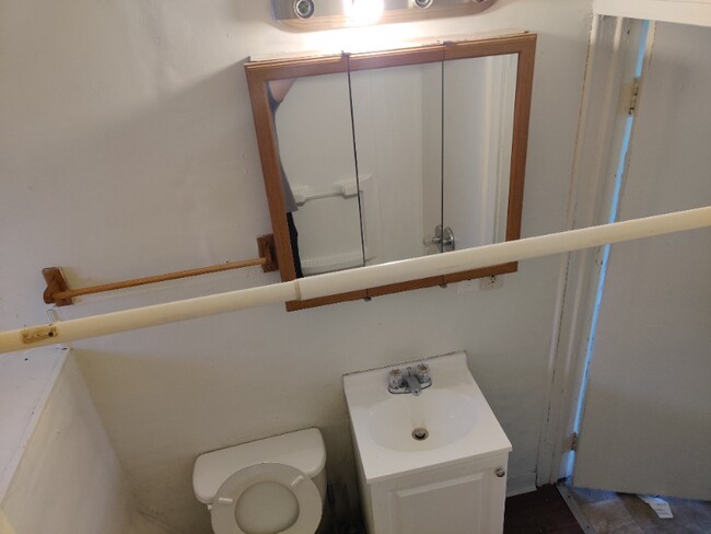 Building Photo - 90 Oak St