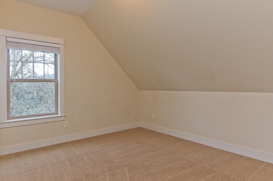 Building Photo - 1062 SE Webber St