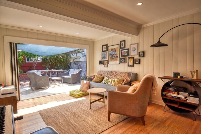 Primary Photo - Beautiful 3 BD, 2 BA Home in Bird Rock fea...