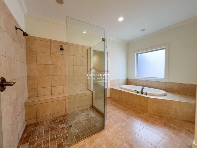 Building Photo - Beautiful 3-Bed Home with Outdoor Kitchen ...
