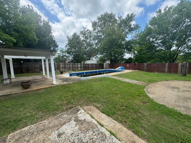 Building Photo - Milbrook Home with Pool!