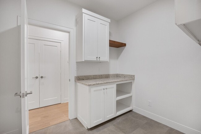 Building Photo - Gorgeous new construction in Flint!