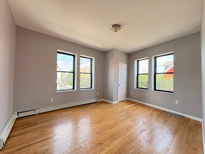 Building Photo - 296 Renner Ave