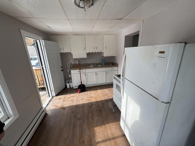 Building Photo - 727-729 W 4th St