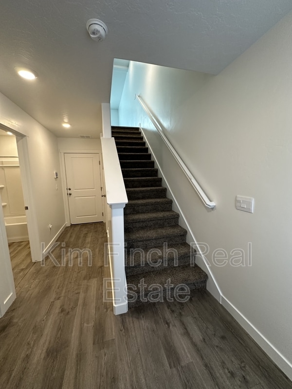 Building Photo - 887 E Seaside St