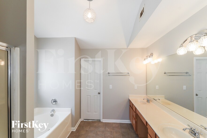 Building Photo - 7271 Silk Tree Pointe