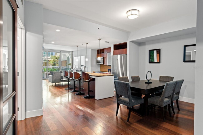 Building Photo - Modern 2 Bed/2 Bath Condo