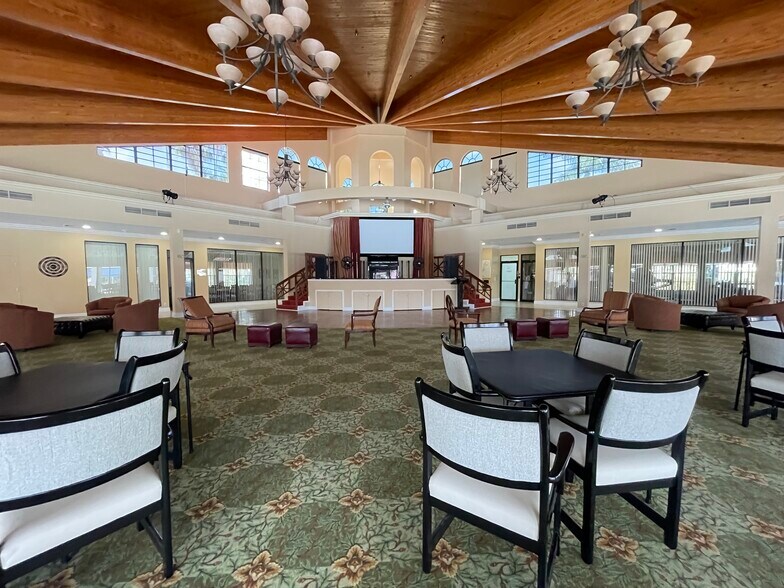 Clu b house - 7942 Lexington Club Blvd