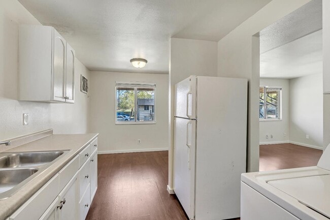 Building Photo - 817 W Heather Ln