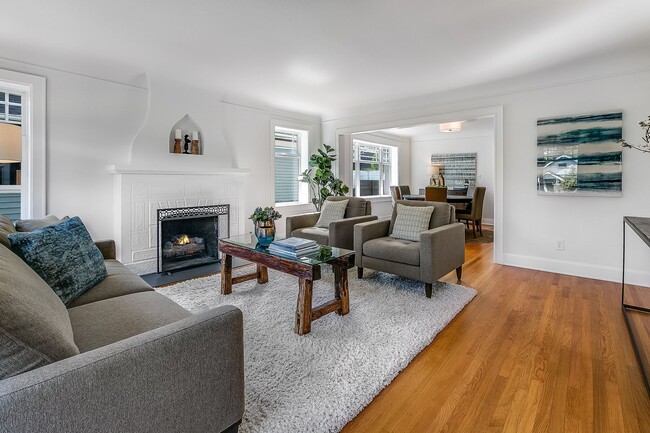 Building Photo - Queen Anne Craftsman - Available September...
