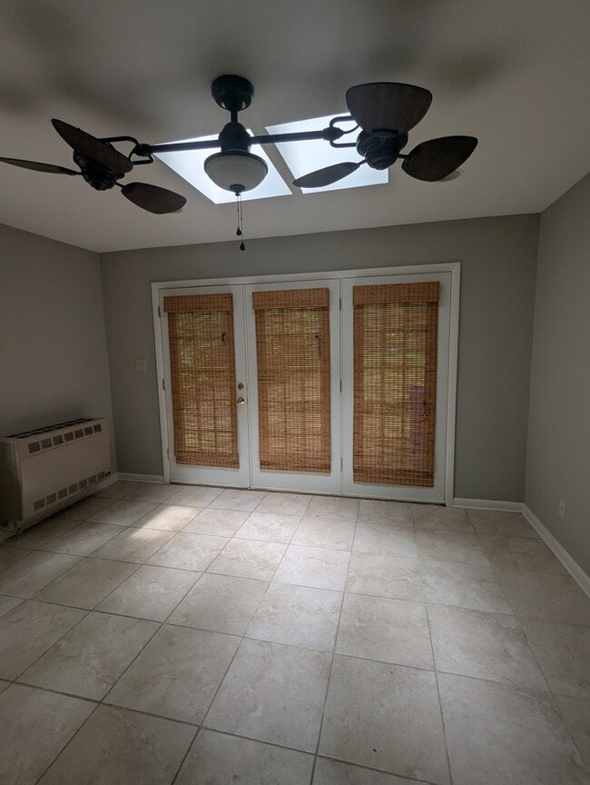 Building Photo - 23 S Circle Dr