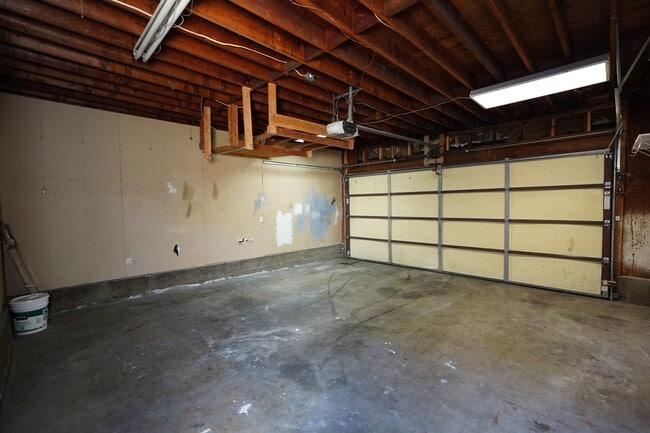 Building Photo - Spacious 3-Bedroom Home with 2-Car Garage in Riverside!