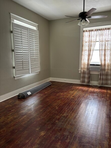 Front room living space - 905 20th St