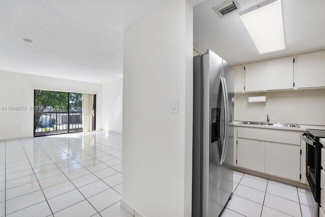 Building Photo - 995 SW 84th Ave