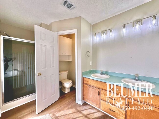 Building Photo - Spacious inside and out home for Rent