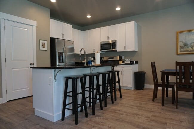 Building Photo - 3 Bedroom Midvale Neighborhood Home