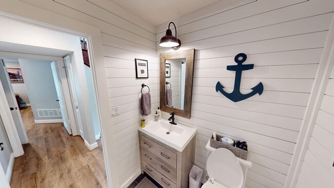 Building Photo - 430 Peninsula Dr