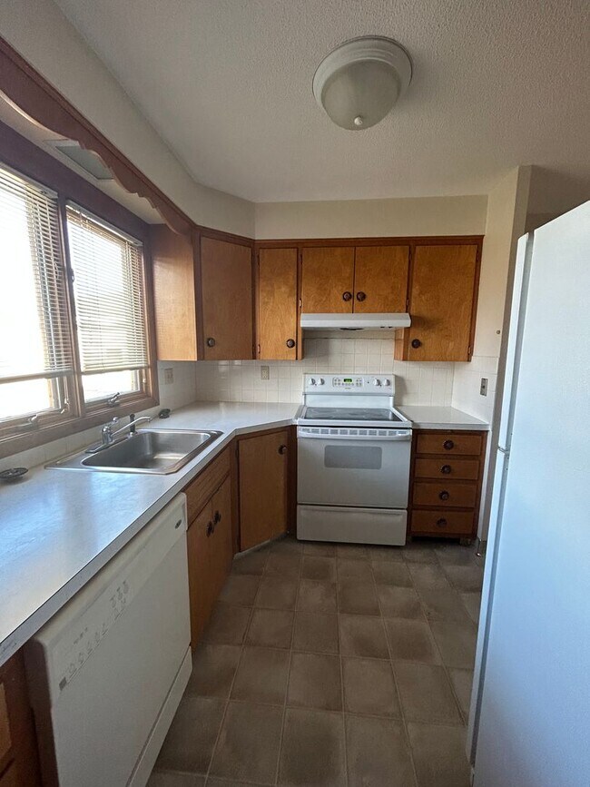 Building Photo - Cute side by side duplex