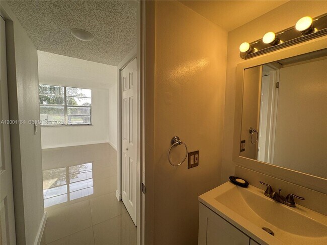 Building Photo - 13120 SW 92nd Ave