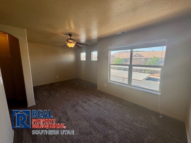 Building Photo - Hidden Valley Townhome