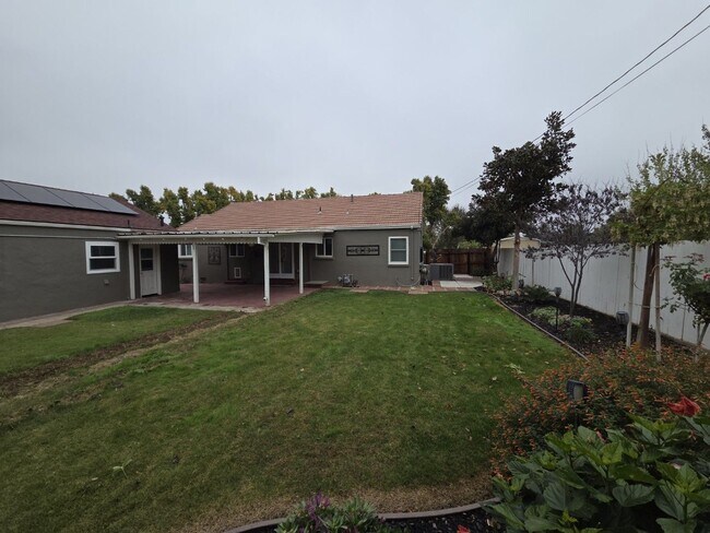 Building Photo - Elegant home with classic charm