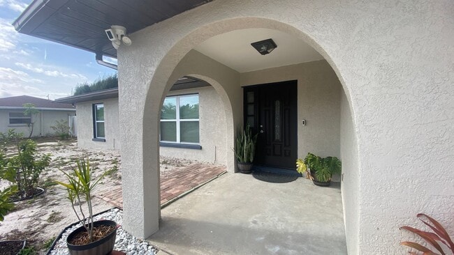 Building Photo - Stunning Remodeled 3BR Home Minutes from Beaches & Shopping