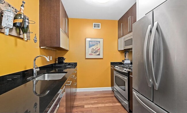 Building Photo - 100 Jay St