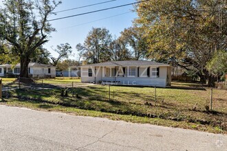 Building Photo - Renovated 4 Bedroom/1 Bathroom House in Sa...