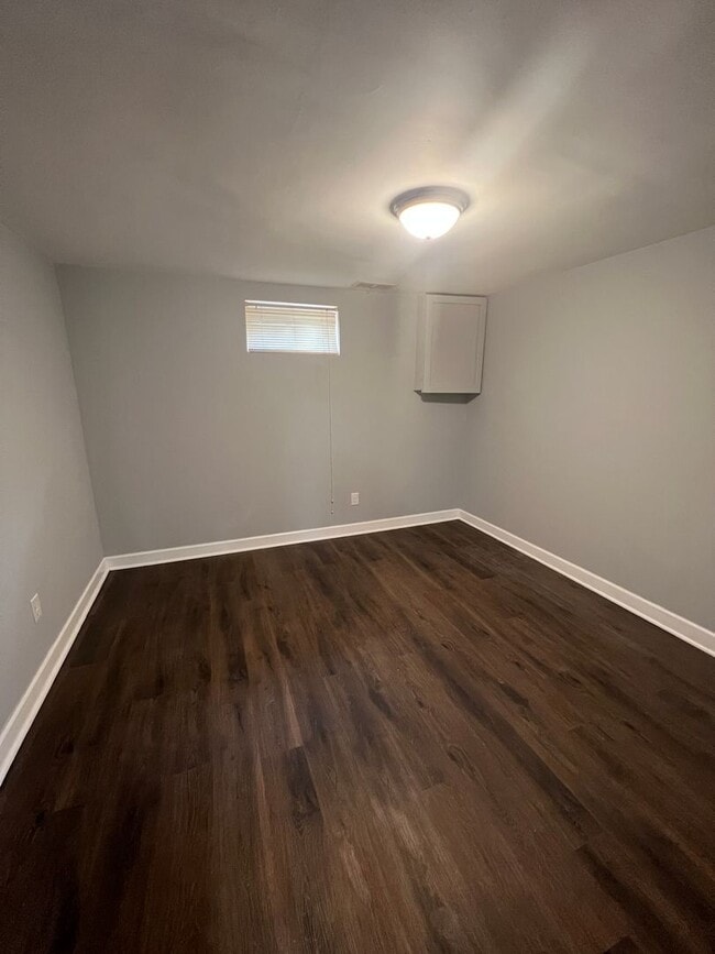 Building Photo - Amazing 6 Bedroom 2 Bathroom home with dual driveways