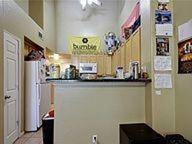 Building Photo - West Campus Condo Under $1000/Bedroom Walk...