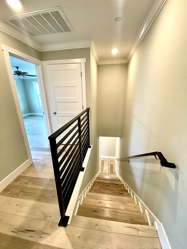 Building Photo - First Month Rent: FREE (with approved lease terms)