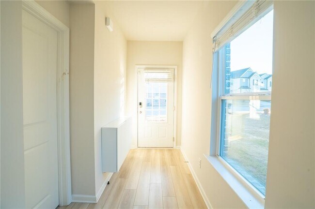 Building Photo - 1060 Sunny Lk Dr