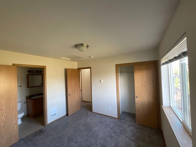 Building Photo - 3 Bed, 2 Bath close to Downtown Ferndale