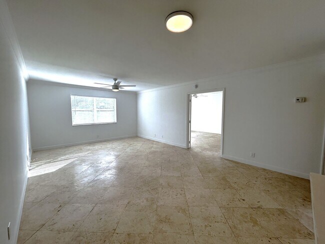 Building Photo - Large 1 Bedroom 1.5 Bath Condo - Steps from Fort Lauderdale Beach!