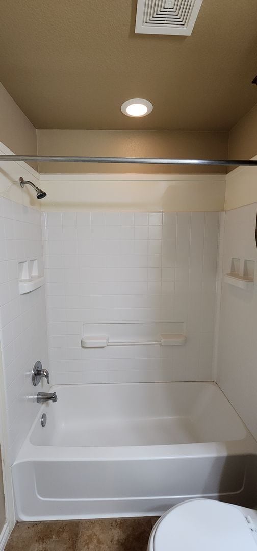 Building Photo - Beautiful 3 Bed, 2 Bath Duplex in Clear Creek Area - Viewable Now