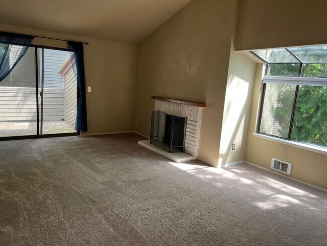 Building Photo - Condo near the beach - top floor